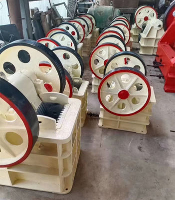 21T/H PE Mobile Jaw Crusher Machine Stone Medium And Fine Crushing