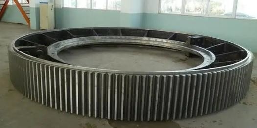 Dente obliquo dell'ingranaggio della circonferenza del mulino dell'ingranaggio ad anello per il mulino minerario e il forno rotante