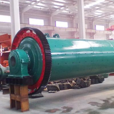 Il mulino a canna nell'industria mineraria frantuma e trita i minerali