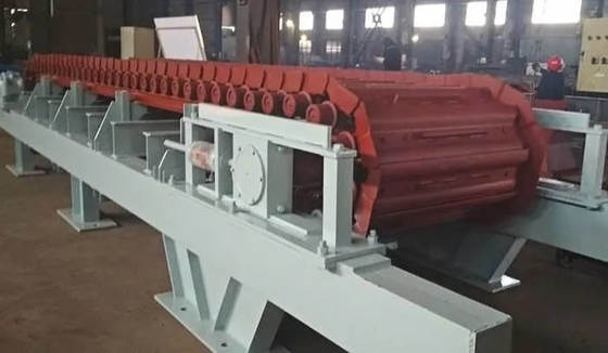 Alimentatore a grembiule per impieghi gravosi con elevata potenza di trazione per l'industria del cemento e dei fertilizzanti