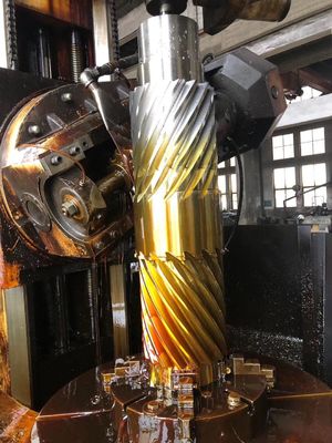 Colata del mulino che elabora l'asse del pignone per la fabbrica