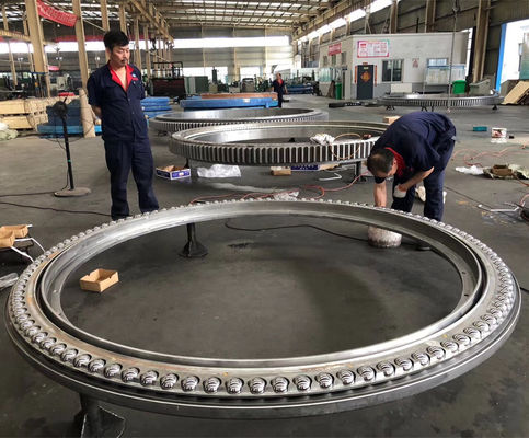 La guarnizione di gomma 42CrMo4V di fila tripla ha innestato Ring And Stacker Bearing Factory di vuotamento